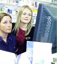 Dwie kobiety przed monitorem komputera